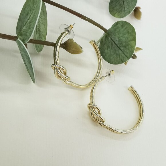 Kendra Scott Jewelry - Kendra Scott Annie Gold Hoop Earrings. New with pouch